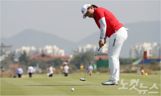 여자골프박인비가17일(현지시간)브라질리우데자네이루바하올림픽골프코스에서열린여자골프1라운드에서퍼팅하고있다(올림픽사진공동취재단).