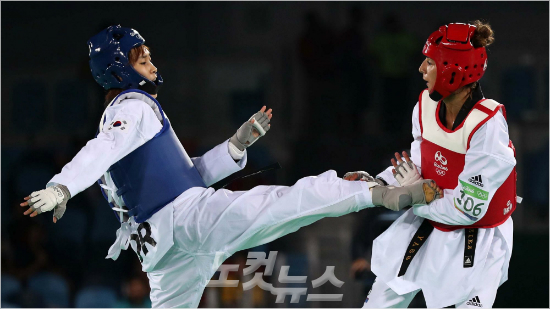태권도한국대표김소희가18일(한국시각)브라질리우데자네이루바하올림픽파크카리오카경기장3에서열린2016리우데자네이루올림픽태권도여자-49kg급4강전에서프랑스의아지에즈야스민스와대결하고있다.(리우데자네이루=올림픽사진공동취재단