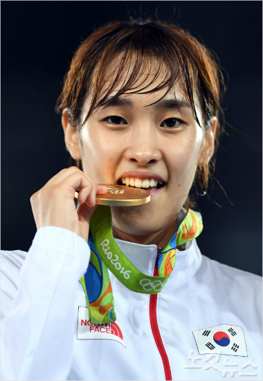 '박보검,이렇게깨물어줄거야'김소희가18일(한국시간)브라질리우데자네이루바하올림픽파크카리오카경기장3에서열린2016리우데자네이루올림픽태권도여자-49kg급에서금메달을차지한후포즈를취하고있다.(리우데자네이루=올림픽사진공동취재단)