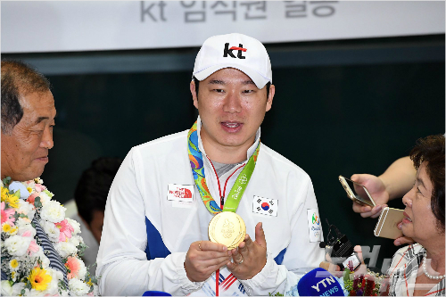 '올림픽사격3연패'를달성한진종오가17일오후인천공항을통해귀국한뒤금메달을들어보이고있다.박종민기자