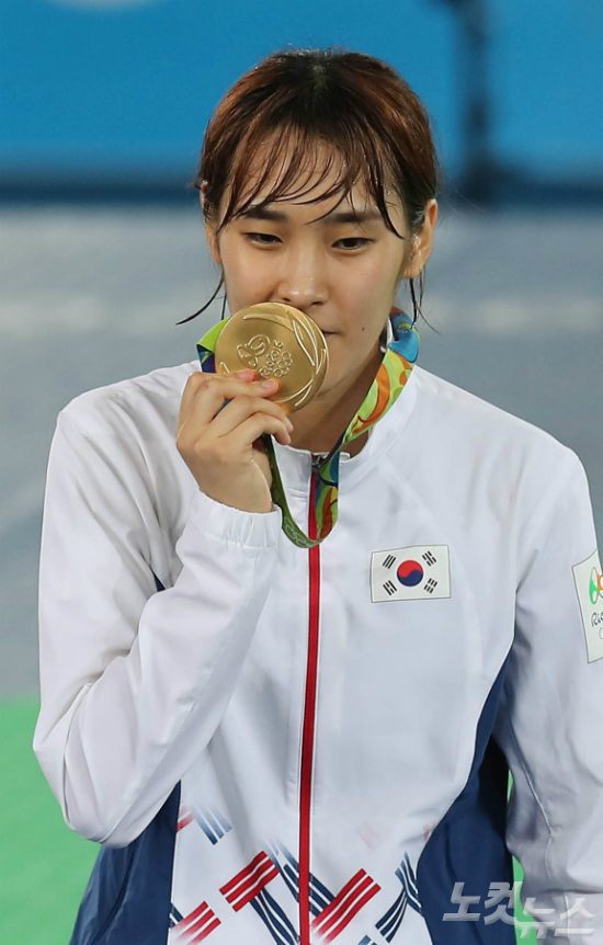 김소희가17일오후(현지시간)브라질리우데자네이루바하올림픽파크카리오카경기장3에서열린태권도여자-49kg급시상식에서금메달에키스하고있다./2016.8.17./리우데자네이루=올림픽사진공동취재단(리우데자네이루=올림픽사진공동취재단)