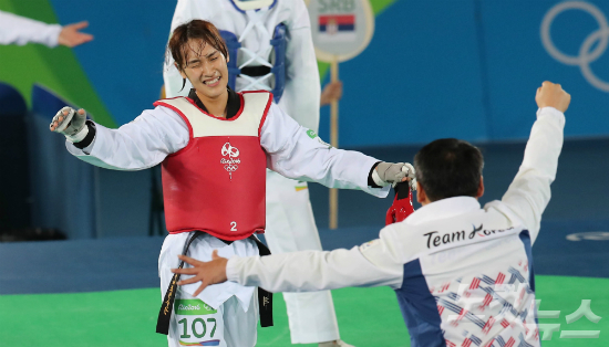 김소희가17일오후(현지시간)브라질리우데자네이루바하올림픽파크카리오카경기장3에서열린2016리우데자네이루올림픽태권도여자-49kg급결승에서세르비아티야나보그다노비치을물리치고금메달을차지한후환호하고있다.2016.8.17./리우데자네이루=올림픽사진공동취재단(리우데자네이루=올림픽사진공동취재단)