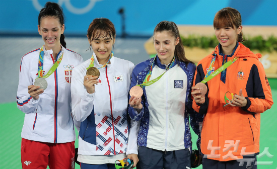 김소희가17일오후(현지시간)브라질리우데자네이루바하올림픽파크카리오카경기장3에서열린태권도여자-49kg급시상식에서금메달을들어보이고있다./2016.8.17./리우데자네이루=올림픽사진공동취재단(리우데자네이루=올림픽사진공동취재단)