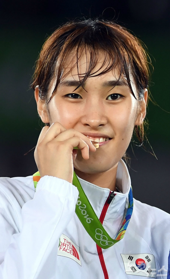김소희가17일오후(현지시간)브라질리우데자네이루바하올림픽파크카리오카경기장3에서열린2016리우데자네이루올림픽태권도여자-49kg급에서금메달을차지한후포즈를취하고있다.2016.8.17./리우데자네이루=올림픽사진공동취재단(리우데자네이루=올림픽사진공동취재단)