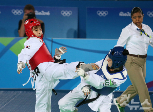 17일오후(현지시간)리우데자네이루카리오카아레나경기장에서태권도여자-49kg경기에출전한김소희가세르비아BOGDANVICTijana을이기고금메달을목에걸었다.(올림픽사진공동취재단)