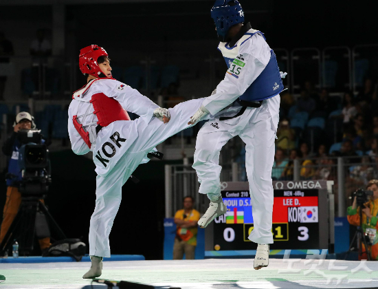 이대훈선수가18일오전(현지시간)브라질리우데자네이루바하올림픽파크카리오카경기장에서열린2016리우올림픽태권도남자-68kg급16강전에서이대훈이중앙아프리카공화국다비드실베레보위선수에게공격을하고있다.(올림픽사진공동취재단)