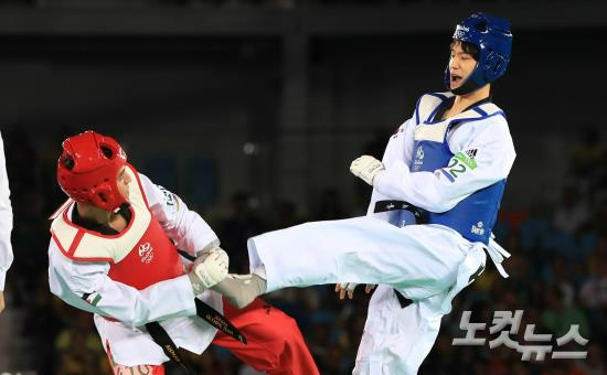 18일오전(현지시간)브라질리우데자네이루바하올림픽파크카리오카경기장에서열린2016리우올림픽태권도남자-68kg급8강전에서이대훈이요르단아흐마드아부가우시에게발차기공격을하고있다.(올림픽사진공동취재단)