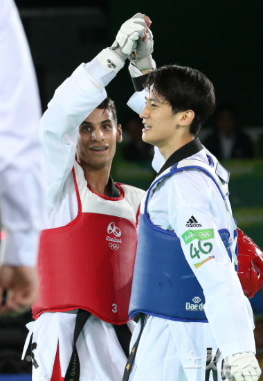 18일오전(현지시간)브라질리우데자네이루바하올림픽파크카리오카경기장에서열린2016리우올림픽태권도남자-68kg급8강전에서승리한요르단아흐마드아부가우시가이대훈의손을들어주고있다.(올림픽사진공동취재단)