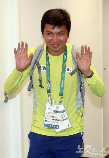 'IOC선수위원으로선출된탁구금메달리스트출신유승민(34·삼성생명코치)이19일(한국시각)브라질리우데자네이루올림픽파크메인프레스센터에서국내언론을상대로열린기자회견에참석해인사를하고있다.(리우=올림픽사진공동취재단)