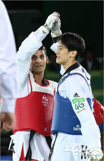 18일오전(현지시간)브라질리우데자네이루바하올림픽파크카리오카경기장에서열린2016리우올림픽태권도남자-68kg급8강전에서승리한요르단아흐마드아부가우시가이대훈의손을들어주고있다(올림픽사진공동취재단)