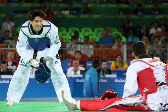 18일오전(현지시간)브라질리우데자네이루바하올림픽파크카리오카경기장에서열린2016리우올림픽태권도남자-68kg급8강전에서패배한이대훈이요르단아흐마드아부가우시를바라보고있다.(올림픽사진공동취재단)