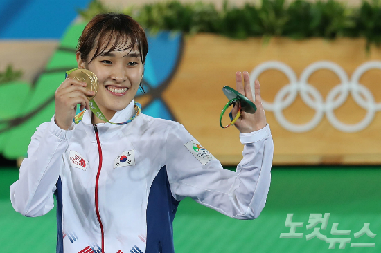 김소희가17일오후(현지시간)브라질리우데자네이루바하올림픽파크카리오카경기장3에서열린태권도여자-49kg급시상식에서금메달을들어보이고있다.(올림픽사진공동취재단)