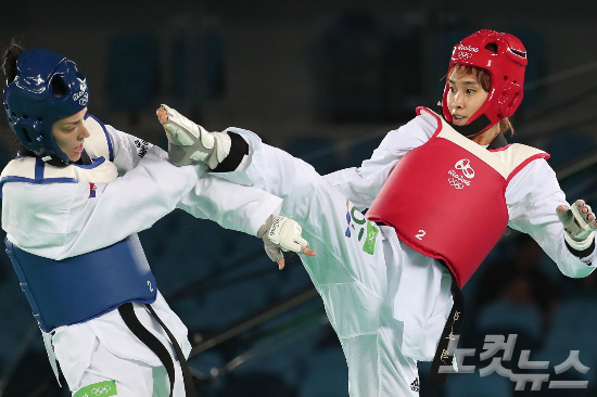 태권도한국대표김소희선수가17일오후(현지시간)브라질리우데자네이루바하올림픽파크카리오카경기장에서열린2016리우올림픽태권도여자-49kg급결승전에서세르비아선수를물리치고금메달을획득했다.김소희선수가세프비아티아나보그다노비치선수를상대로공격하고있다.(올림픽사진공동취재단)