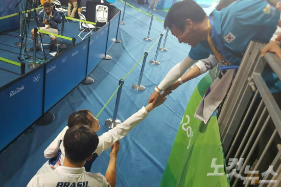 '2016리우올림픽'태권도여자49kg급에서금메달을따낸김소희가경기장까지찾아와응원해준부모님의손을잡고있다.(리우데자네이루=CBS노컷뉴스박지환기자)