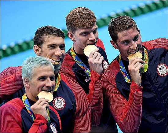 800m혼계영금메달을딴미국대표팀.맨왼쪽이라이언록티다.(사진=라이언록티트위터)