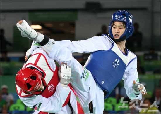 18일오전(현지시간)브라질리우데자네이루바하올림픽파크카리오카경기장에서열린2016리우올림픽태권도남자-68kg급8강전에서이대훈이요르단아흐마드아부가우시에게발차기공격을하고있다(올림픽사진공동취재단)