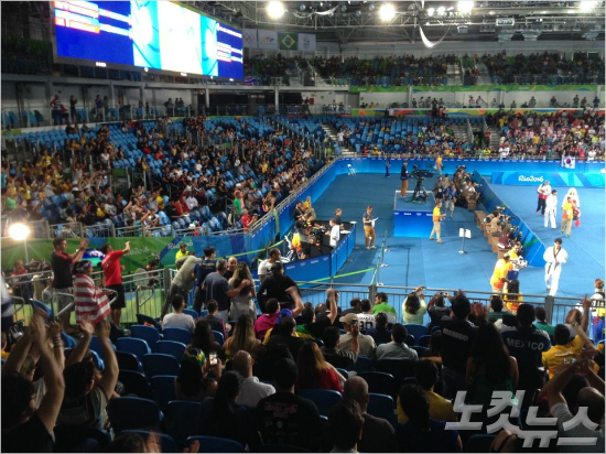 브라질관중들이동메달결정전에서승리하고경기장을빠져나가는이대훈에게아낌없는박수를건넸다(사진=노컷뉴스)