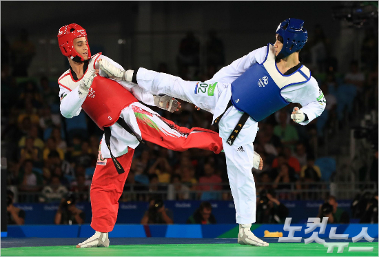 리우올림픽태권도남자68kg급8강에서한국의이대훈(오른쪽)을꺾은요르단의아흐마드아부가우시(왼쪽)는결국이종목에서금메달을목에걸었다.아부가우시의금메달은요르단이올림픽참가역사상최초로얻은메달이다.(올림픽사진공동취재단)