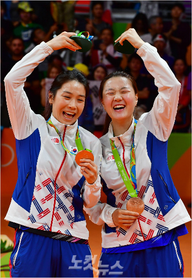 '우리이런사이예요'정경은(왼쪽),신승찬이19일(한국시간)브라질바하리우센트로파빌리온4경기장에서열린2016리우올림픽배드민턴여자복식시상식에서동메달을목에걸고하트세리머니를펼치고있다.(리우데자네이루=올림픽사진공동취재단)