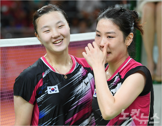 '언니울지마요'18일오전(현지시간)브라질리우데자네이루바하리센트루파빌리온4에서열린배드민턴여자복식동메달결정전에서정경은(오른쪽)이중국의탕위안팅,위양에게세트스코어2대0으로완승한뒤눈물을흘리자신승찬이위로하고있다.(리우=올림픽사진공동취재단)
