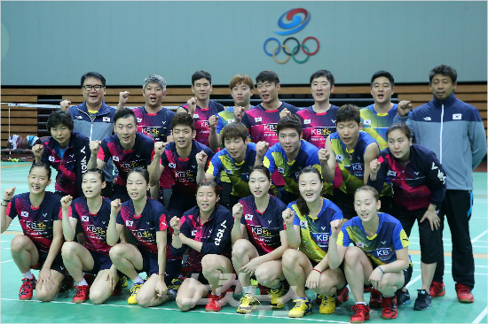 '모두다고생했습니다'2016리우하계올림픽을50일앞둔지난6월16일오후태릉선수촌오륜관에서열린배드민턴팀미디어데이행사에서선수및코칭스태프들이선전을다짐하는모습.(자료사진=박종민기자)