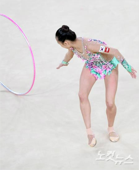 리듬체조손연재가19일오후(현지시간)리우데자네이루바하올림픽파크체조경기장에서열린2016리우올림픽리듬체조개인종합예선에서연기를펼치던중후프를놓치고있다.(리우데자네이루=올림픽사진공동취재단)