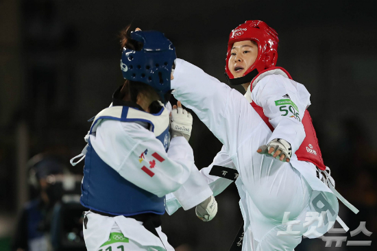 오혜리가19일오후(현지시간)브라질리우데자네이루바하올림픽파크카리오카경기장3에서열린태권도여자-67kg급예선7경기에서캐나다멜리사파노타에게발차기공격을하고있다.(올림픽사진공동취재단)