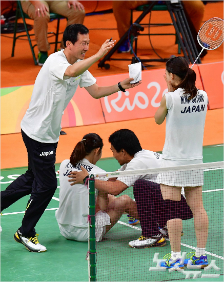 박주봉감독이이끄는일본배드민턴은여자복식금메달에이어여자단식에서동메달을추가해역대최고성적으로2016리우올림픽을마무리했다.박종민기자