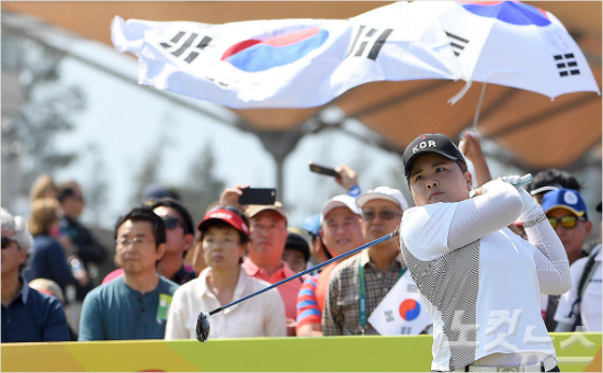 18일(현지시각)브라질리우데자네이루바하올림픽골프코스에서열린여자골프3라운드1번홀에서박인비티샷을하고있다(올림픽사진공동취재단)
