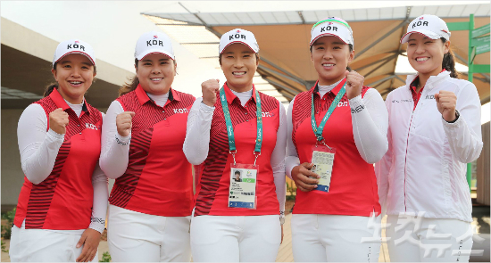 '골프어벤져스'여자골프팀이15일(현지시간)브라질리우데자네이루바하올림픽골프코스에서선전을다짐하고있다.(왼쪽부터)김세영,박인비,박세리감독,양희영,전인지.(리우데자네이루=올림픽사진공동취재단)