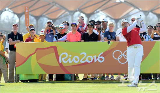 '여제의일거수일투족'박인비가17일브라질리우데자네이루바하올림픽골프코스에서열린여자골프1라운드에서1번홀티샷을하고있다.(리우데자네이루=올림픽사진공동취재단)