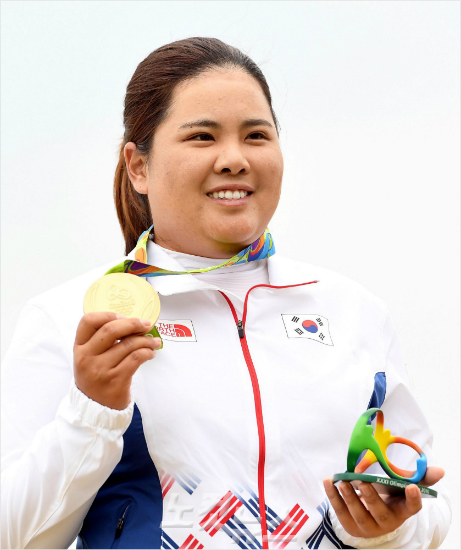 '여제의위엄'20일(현지시각)브라질리우데자네이루바하올림픽골프코스에서열린여자골프마지막4라운드에서우승하며금메달을획득한박인비가메달을들어보이고있다.(리우=올림픽사진공동취재단)