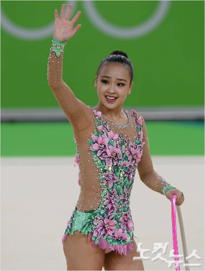 손연재가리우올림픽리듬체조결선에서후프연기를마친뒤밝은표정으로인사하고있다.(올림픽사진공동취재단)