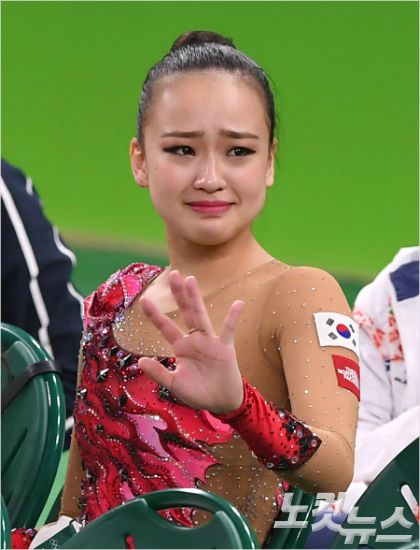 손연재는2016리우올림픽에출전해역대아시아선수의최고성적타이기록인4위로연기를마친뒤뜨거운눈물을쏟았다.(올림픽사진공도취재단)