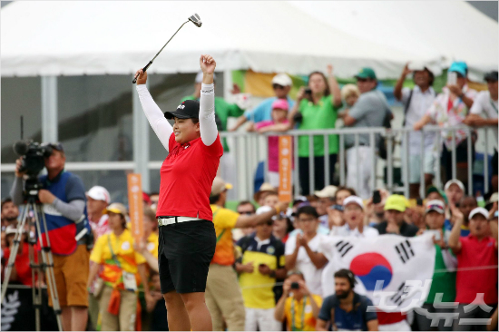 박인비가21일(한국시간)리우올림픽여자골프개인전최종라운드에서금메달을확정짓는퍼팅을성공한뒤두손을번쩍들고있다(올림픽사진공동취재단).