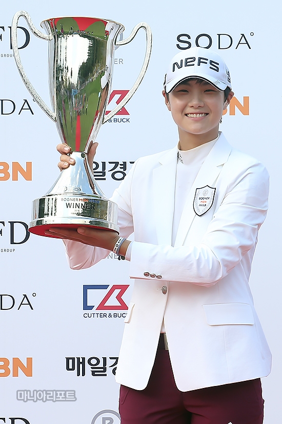 박성현이BOGNERMBN여자오픈우승컵을들어올리며시즌6승째를올렸다.양평=박태성기자