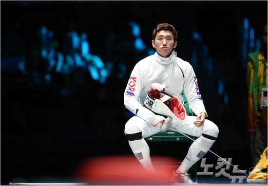 펜싱대표박상영이9일오후(현지시간)브라질리우데자네이루바하올림픽파크카리오카경기장에서열린남자에페결승전에서헝가리제자임레누르고금메달을차지했다.박상영선수가9대12으로지고있던2라운드가끝난휴식시간에승리의주문을외우고있다(올림픽사진공동취재단)