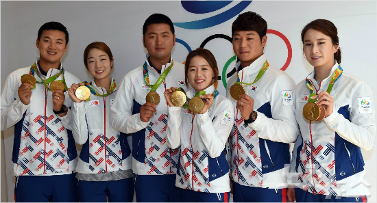 2016리우올림픽에서양궁전종목을석권한대한민국양궁대표팀이13일오전(현지시간)브라질리우데자네이루바하코리아하우스에서기자회견을가졌다.기자회견을마친뒤선수들이기념촬영을하고있다(올림픽사진공동취재단)