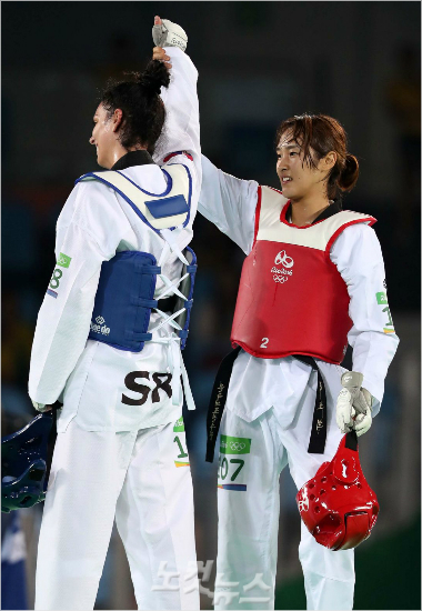 '이반대의결과가돼야할까'김소희가17일오전(현지시간)브라질리우데자네이루바하올림픽파크카리오카경기장3에서열린2016리우데자네이루올림픽태권도여자-49kg급결승에서세르비아의티아나보그다노비치와대결에서승리한뒤상대선수의손을들어주고있다.(리우데자네이루=올림픽사진공동취재단)