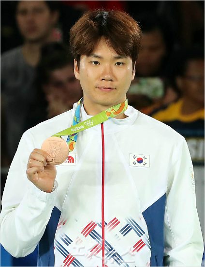 '베이징金보다값지다'20일오후(현지시간)브라질리우데자네이루바하카리오카3경기장에서열린'2016리우올림픽'80kg급에서동메달을획득한차동민이메달을들어보이고있다.(리우=올림픽사진공동취재단)