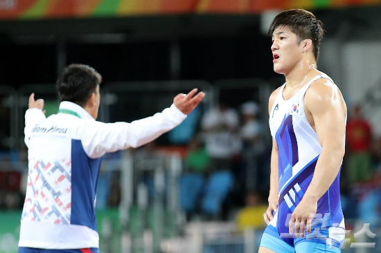 '판정왜이래?'한국레슬링의간판스타김현우가'2016리우올림픽'레슬링남자그레코로만형75kg예선에서편파판정에무너졌다.(올림픽사진공동취재단)
