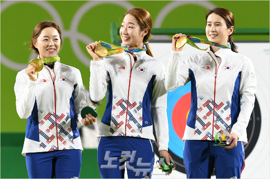 여자양궁단체전결승에서러시아에승리한장혜진(왼쪽부터),최미선,기보배가7일오후(현지시간)브라질리우마라카낭삼보드로무양궁경기장에서금매달을목에걸고포즈를취하고있다.(리우=올림픽사진공동취재단)