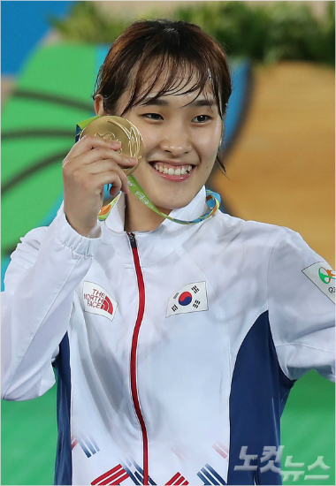 김소희가17일오후(현지시간)브라질리우데자네이루바하올림픽파크카리오카경기장3에서열린태권도여자-49kg급시상식에서금메달을들어보이고있다.(리우데자네이루=올림픽사진공동취재단)