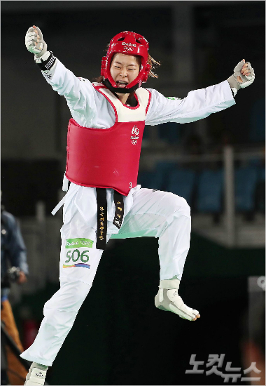 오혜리가19일오후(현지시간)브라질리우데자네이루바하올림픽파크카리오카경기장3에서열린태권도여자-67kg급결승경기에서프랑스하비니아레를꺾고금메달을획득한뒤환호하고있다.(리우=올림픽사진공동취재단)