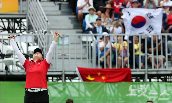 박인비가20일오후(현지시간)브라질리우데자네이루올림픽골프코스에서열린리우올림픽여자골프개인전최종라운드에서금메달을확정짓는퍼팅을성공한뒤두손을번쩍들고있다.(리우=올림픽사진공동취재단)