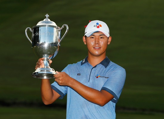 윈덤챔피언우승트로피를들고있는김시우.사진=PGA투어트위터캡처