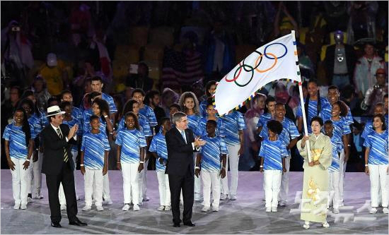 2020년하계올림픽개최지인일본도쿄요리코코이케시장이22일오전(한국시각)브라질리우데자네이루마라카낭주경기장에서열린2016리우올림픽폐막식에서토마스바흐IOC위원장에전달받은오륜기를흔들고있다.(올림픽사진공동취재단)