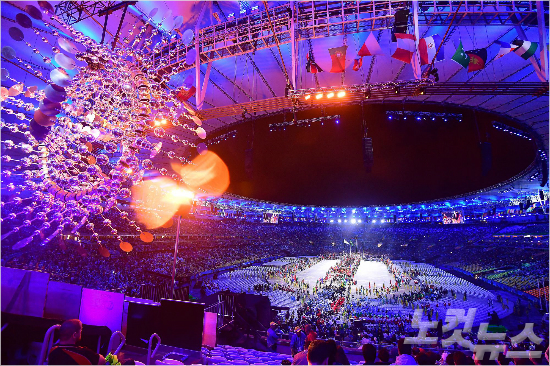 남미대륙최초의올림픽인2016리우올림픽폐막일인22일오전(한국시각)브라질리우데자네이루마라카낭주경기장에서각국선수어우러져입장하고있다.(올림픽사진공동취재단)