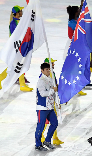 22일오전(한국시간)브라질리우데자네이루마라카낭주경기장에서열린2016리우올림픽폐막식에레슬링김현우가태극기를들고입장하고있다.(올림픽사진공동취재단)22일오전(한국시간)브라질리우데자네이루마라카낭주경기장에서열린2016리우올림픽폐막식을알리는불꽃이하늘을수놓고있다.(올림픽사진공동취재단)
