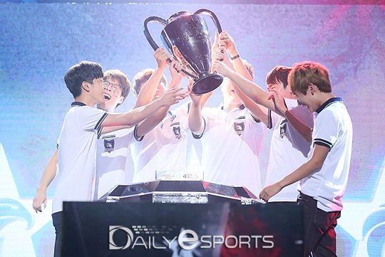3전4기 끝에 정상에 선 락스 타이거즈.